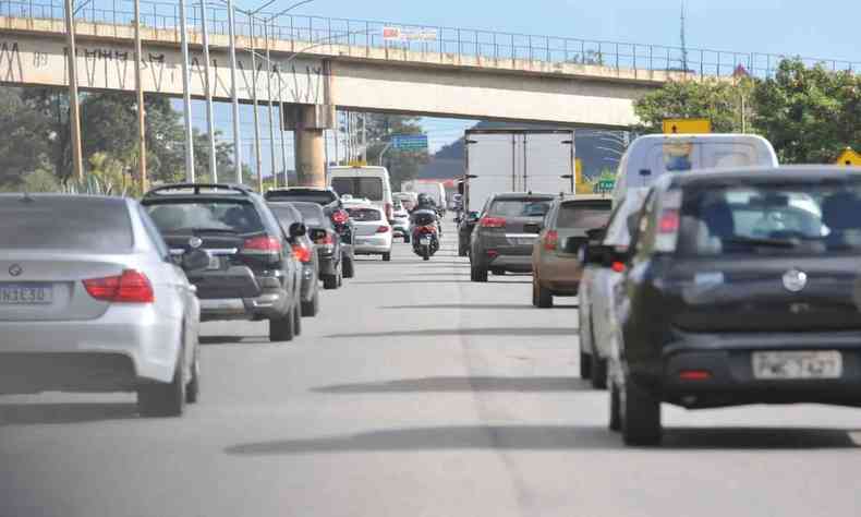 Movimento de veiculos na saida de BH, no sentido Rio de Janeiro, na BR-356