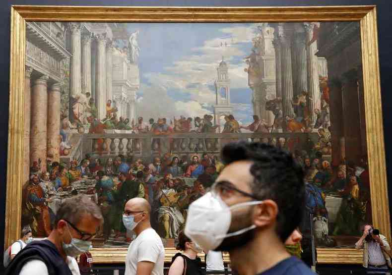 Com uso obrigatrio de mscaras, os 7 mil ingressos disponveis do Louvre se esgotaram no primeiro dia de reabertura (foto: FRANCOIS GUILLOT/AFP)