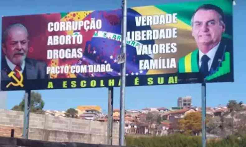 Outdoor com Lula a esquerda e Bolsonaro a direita comparando os dois