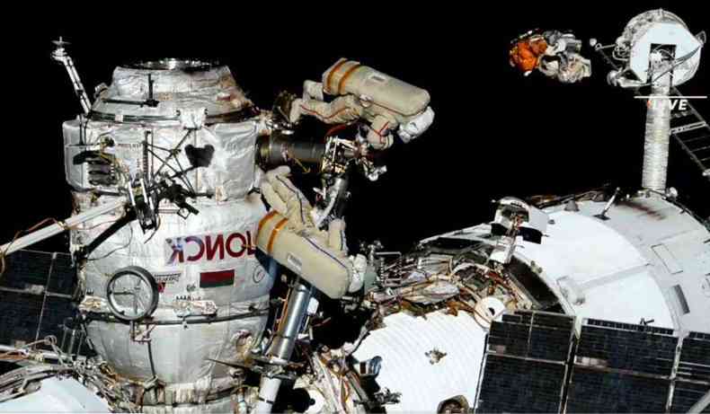 astronauta joga lixo no espao