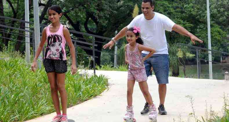 Jos Maria Gomes Jnior, vigilante, no passeio com as filhas Bianca, de 11 anos, e Ana Jlia, de 6(foto: Beto Novaes/Em/D.A press )