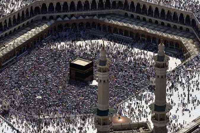 Imagem area da Kaaba, na Grande Mesquita: segundo estimativas do governo saudita, 3,1 milhes de fiis estiveram em Meca durante os rituais do hajj(foto: FAYEZ NURELDINE / AFP)