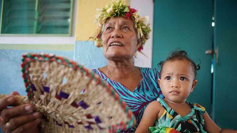 Mulher com uma menina nos braos em Tuvalu