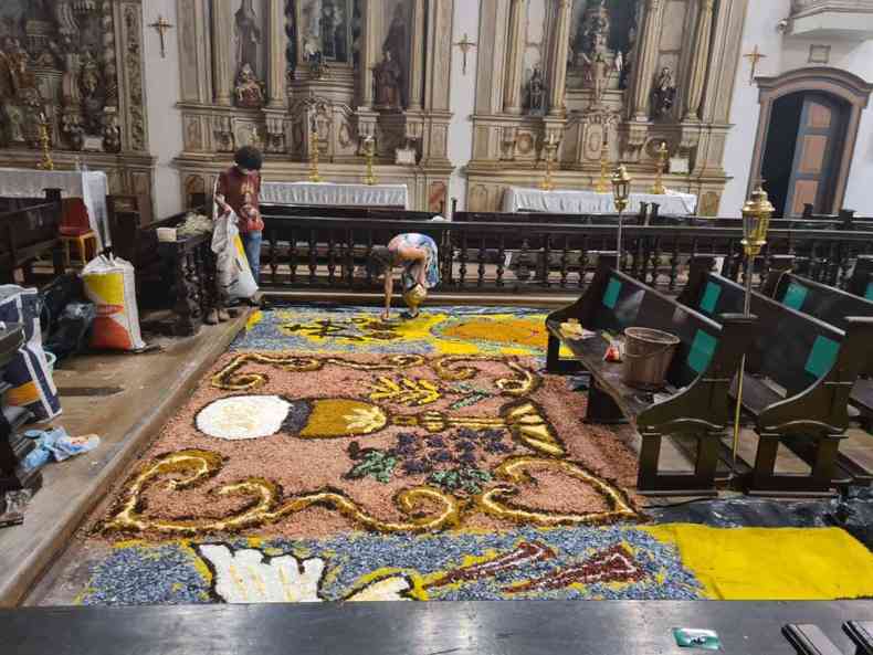 Preparao dos tapetes ornamentais no Santurio Santa Luzia