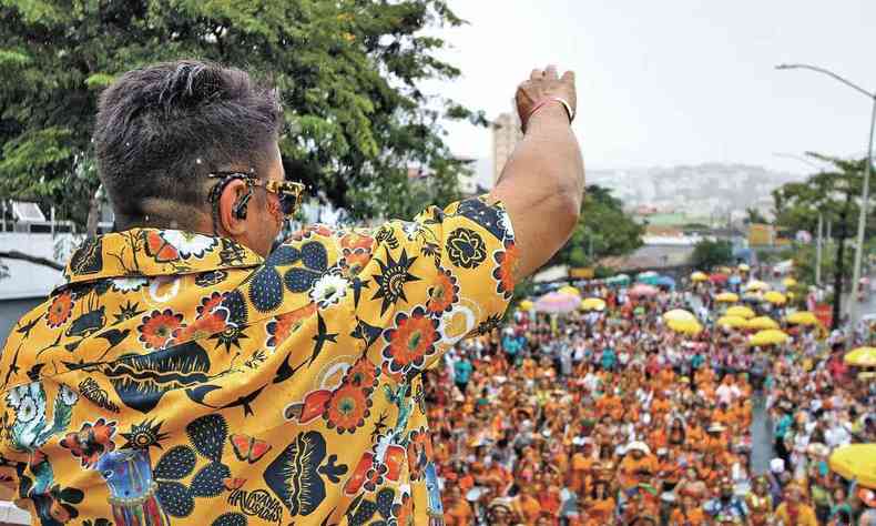 Heleno Augusto cantando para a multido