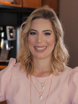 Cirurgiã-dentista e especialista em saúde bucal, Bruna Conde, alerta que, caso o paciente sinta qualquer desconforto, é preciso entrar em contato com o responsável pelo procedimento(foto: Arquivo Pessoal) Bruna Conde