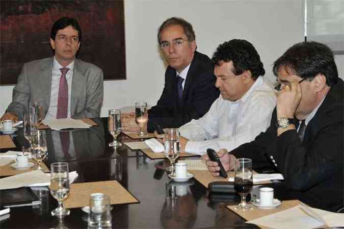 Dinis Pinheiro (C) e lderes partidrios discutiram fim do benefcio e outras prioridades para o semestre(foto: Maria Tereza Correia/EM/D.A Press)