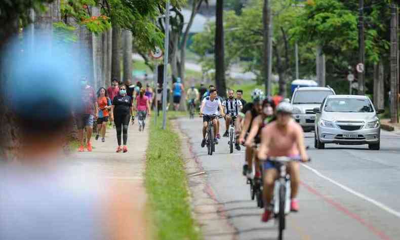 Algumas pessoas andam de bicicleta sem mscara(foto: Leandro Couri/EM/D.A. Press)