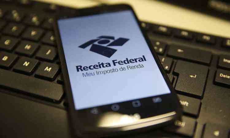 Aparelho celular com o aplicativo da Receita Federal para fazer a Declarao do Imposto de Renda 