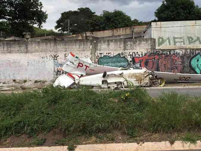 Avio cai na marginal do Anel Rodovirio, prximo ao aeroporto Carlos PratesRafael Arruda/EM/D.A. Press