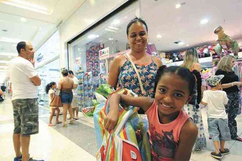 Marcilene de Moura comprou o presente que a pequena Yasmin queria por um preo mais em conta (foto: Gadyston Rodrigues/EM/D.A Press)