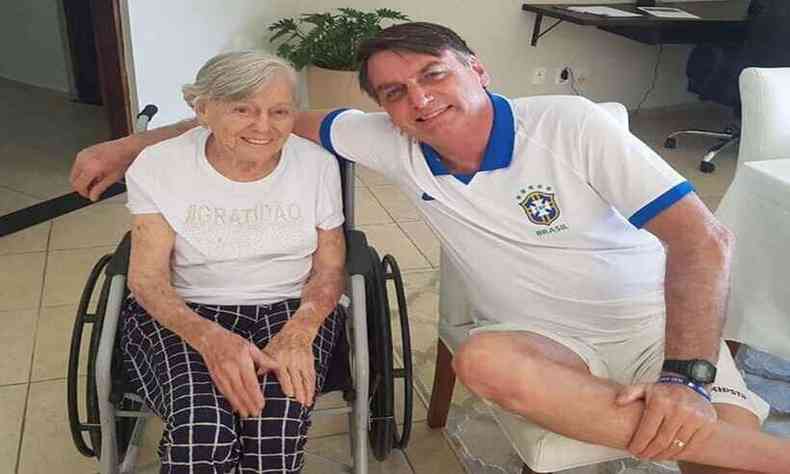 Olinda Bonturi Bolsonaro, de 93 anos, me do presidente Jair Bolsonaro, recebeu a segunda dose da vacina contra a COVID-19 nesta segunda-feira(foto: Reproduo/Redes sociais)