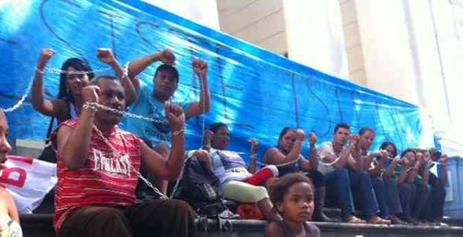 Moradores das ocupaes fazem protesto em frente ao Tribunal de Justia de Minas Gerais(foto: Rafael Bittencourt/Brigadas Populares)