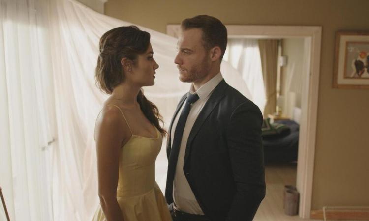 Atores Hande Erel e Kerem Bursim contracenam na novela Ser isso amor?