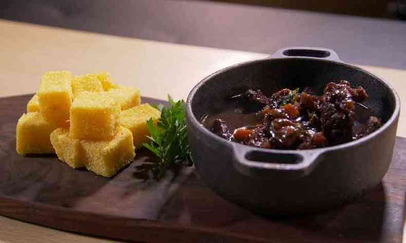 O pblico pode pedir msculo braseado com polenta frita do restaurante A Favorita(foto: Fotos: Fartura/Divulgao )