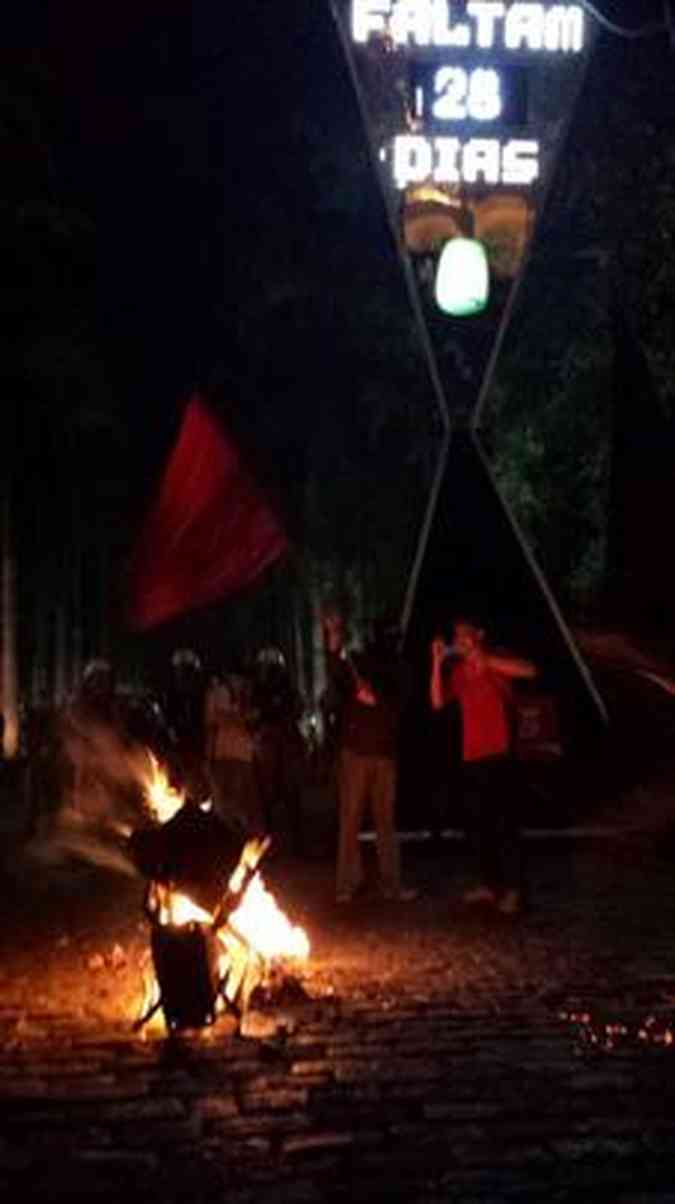 Manifestantes queimam catraca em frente ao relgio da Copa, na Praa da Liberdade