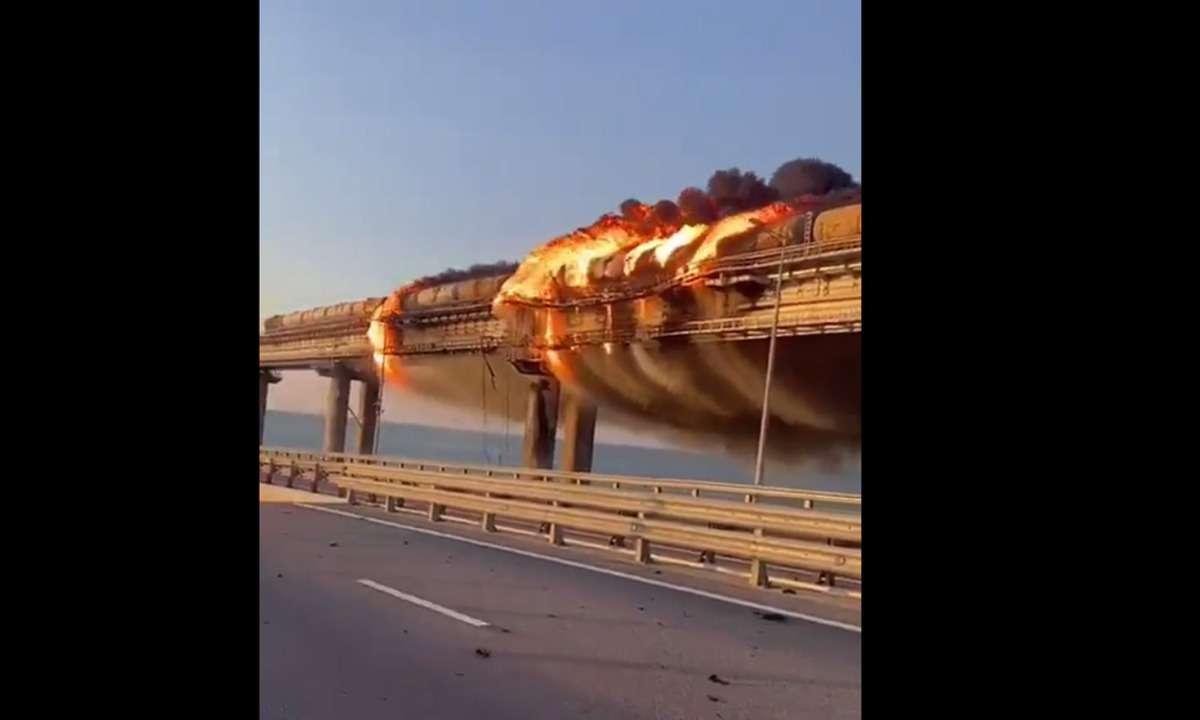 Explosão destrói parte de ponte que liga Rússia à Crimeia e mata pessoas