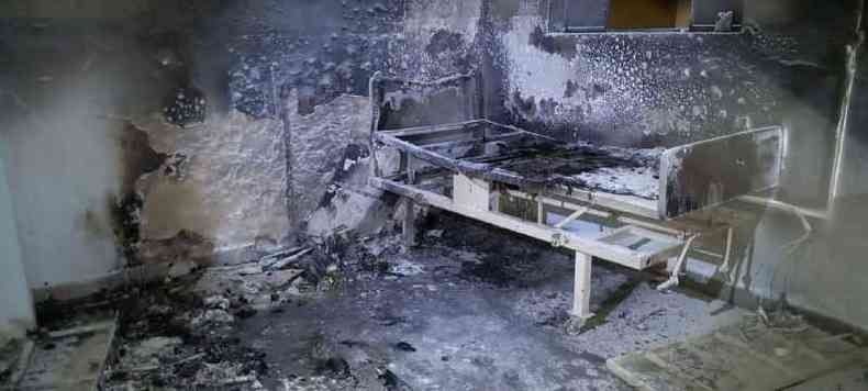 Cama de asilo destruda pelo fogo