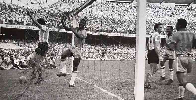 Primeiro gol de Pel com a camisa da Seleo Brasileira, contra a Argentina, em 1957(foto: Arquivo EM 7/7/1957)