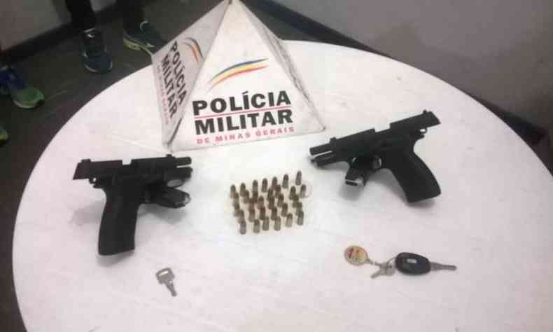 Alm de duas armas de calibre nove milmetros, a PM tambm apreendeu 43 munies para o calibre (foto: Polcia Militar/ Divulgao )