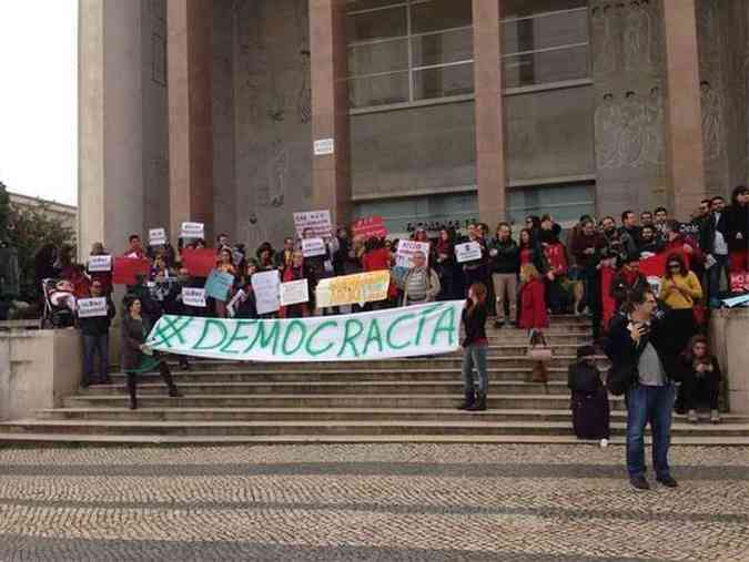 Manifestantes pr-Dilma em frente  Faculdade de Direito de Lisboa, na capital portuguesa, em manifestao pr-Dilma (foto: Denise Rothenburg/CB/D.A Press)