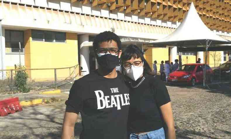 Casal Rafael Santos de Almeida e Brenda Nunes Souza ambos de 24 anos, tomando a primeira dose da vacina na UFMG