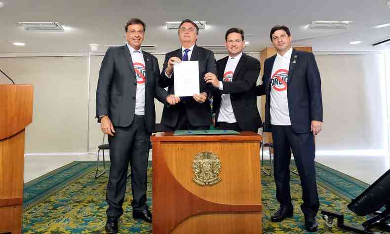 Bolsonaro participou do lanamento do programa Turismo sem Drogas, com os ministros do Turismo, Gilson Machado, e da Justia, Anderson Torres, e o presidente da Embratur, Carlos Brito