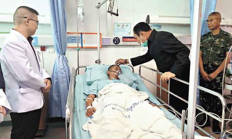 Primeiro-ministro Prayut Chan-o-cha visitou um dos sobreviventes no hospital Suranaree e afirmou que motivação 'pessoal' do assassino levou ao massacre(foto: Governo Real da Tailândia/AFP) Primeiro-ministro Prayut Chan-o-cha visitou um dos sobreviventes no hospital Suranaree e afirmou que motivação 'pessoal' do assassino levou ao massacre(foto: Governo Real da Tailândia/AFP)