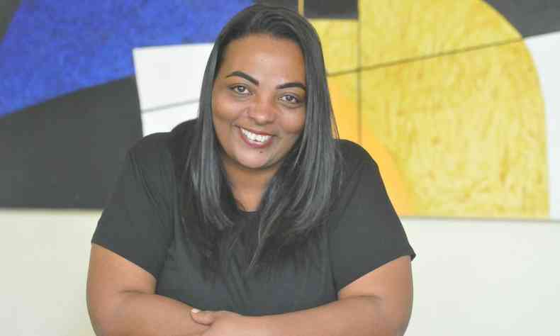 Patrícia Dias Fonseca, de 46 anos, sorri e usa blusa preta