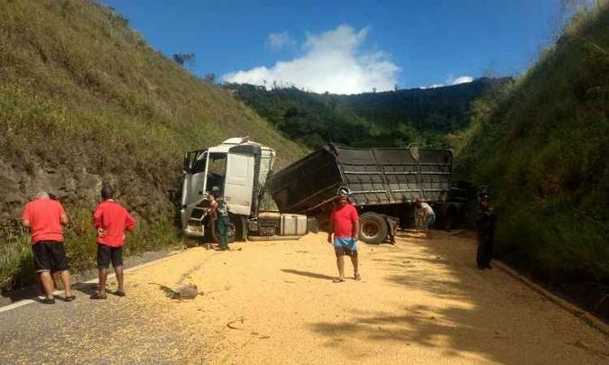 Carga de milho ficou espalhada na rodovia(foto: Reprodução/WhatsApp) Carga de milho ficou espalhada na rodovia(foto: Reprodução/WhatsApp)