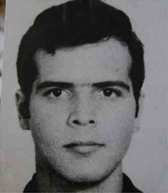 Familiares e amigos acompanharam a exumação dos restos mortais de Arnaldo Cardoso Rocha, morto em 1973. Seu exame do Instituto Médico Legal de São Paulo é marcado com o T que identificava os 