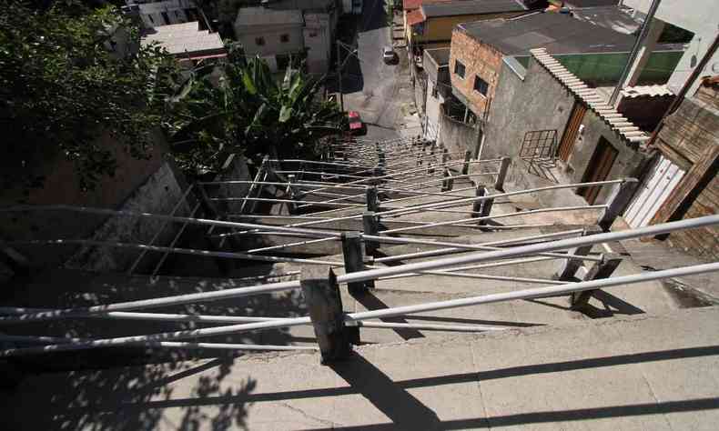 escadaria e rampa na Rua Padre Ornelas, em Sabará.