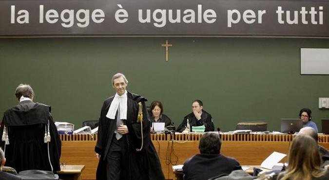 Advogado de Silvio Berlusconi, Niccolo Ghedini, em tribunal de Napoli que julga casos de corrupção relacionados ao ex-primeiro ministro. Berlusconi não compareceu(foto: CARLO HERMANN/AFP) Advogado de Silvio Berlusconi, Niccolo Ghedini, em tribunal de Napoli que julga casos de corrupção relacionados ao ex-primeiro ministro. Berlusconi não compareceu(foto: CARLO HERMANN/AFP)