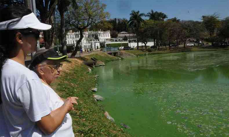 Visitantes como a advogada Flvia Diniz e a sogra, Maria Freitas, se surpreendem com o aspecto poludo do espelho d'[agua(foto: Paulo Filgueiras/EM/DA Press)