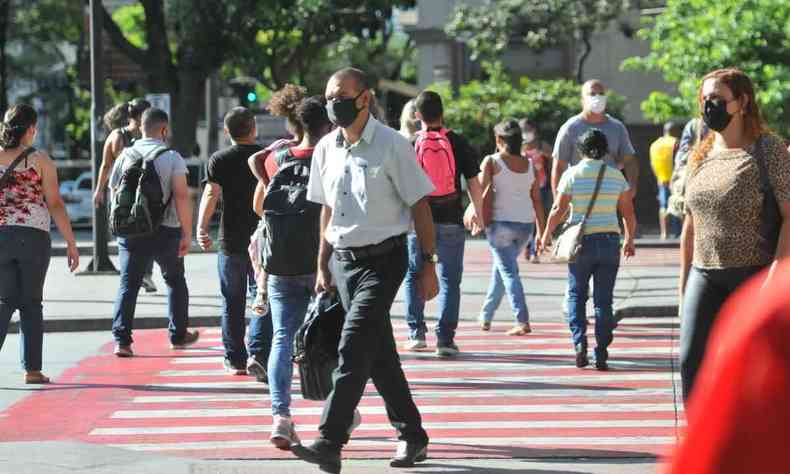 pessoas com mscara andando no centro de BH