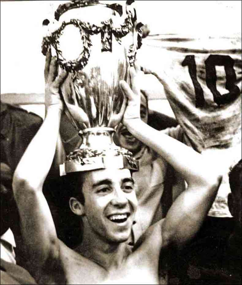 O craque Tosto levanta a taa do ttulo brasileiro de 1966, conquista que colocou o Cruzeiro entre os grandes times do Brasil(foto: Arquivo O Cruzeiro/EM - 7/12/66)