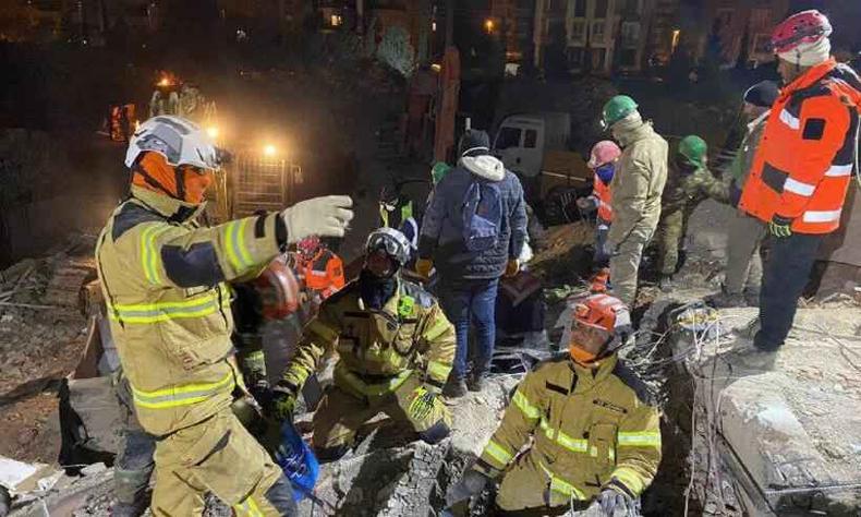 corpo de bombeiros de minas gerais atuando na Turquia aps terremoto