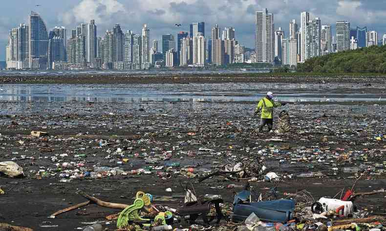 Detalhe do lixo acumulado em rea martima no Panam: estudos apontam efeitos graves para o planeta