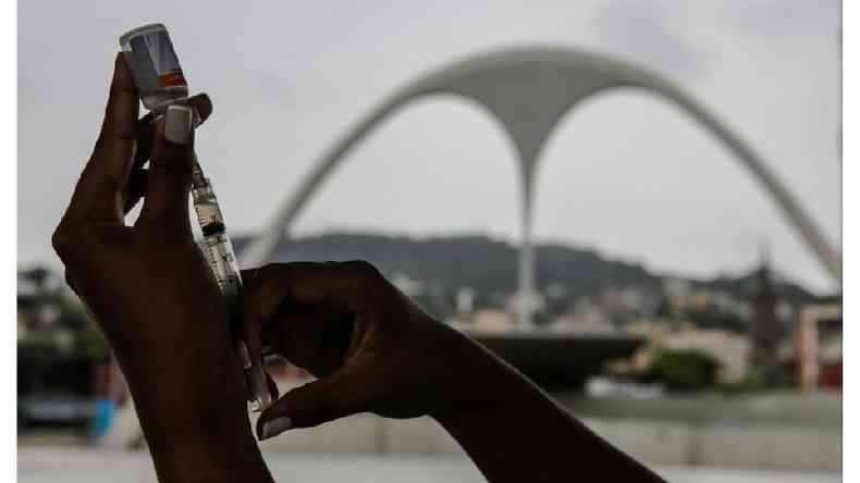 Vacina contra a covid-19 sendo preparada para aplicao no Rio de Janeiro(foto: EPA/ANTONIO LACERDA)