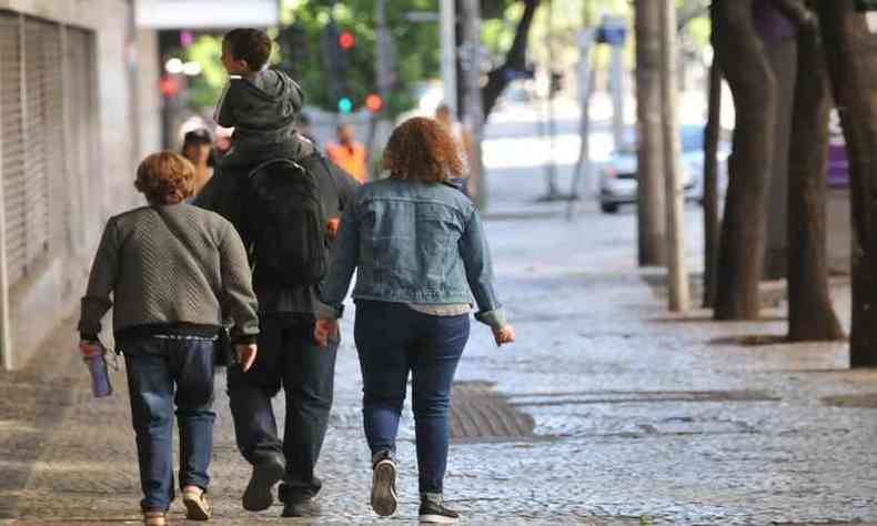 frio em BH, pessoas agasalhadas no Centro da cidade