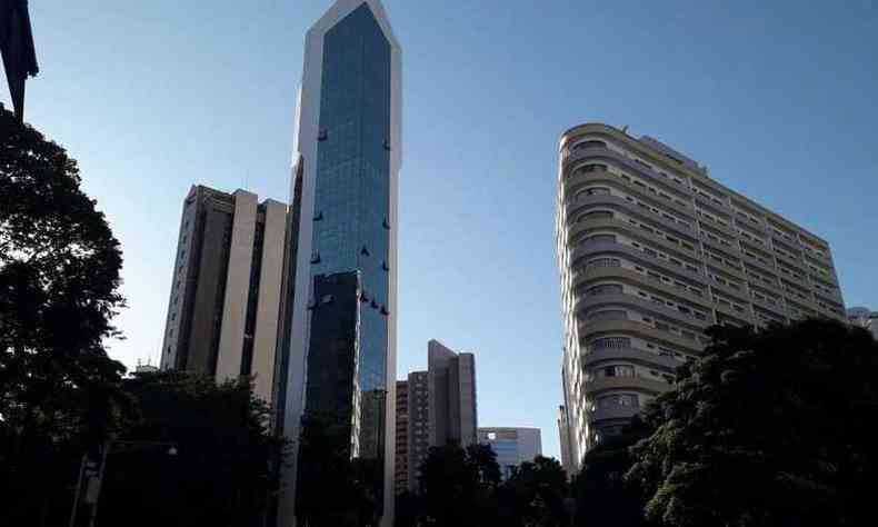 Belo Horizonte amanheceu com cu claro e algumas nuvens, mas o friozinho permanece.(foto: Jair Amaral/EM/D.A Press)