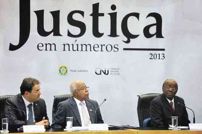 Presidente do TST, Carlos Alberto Reis de Paula, e o presidente do CNJ e do STF, Joaquim Barbosa, na divulgao da pesquisa (foto: Glaucio Dettmar/Agncia CNJ)