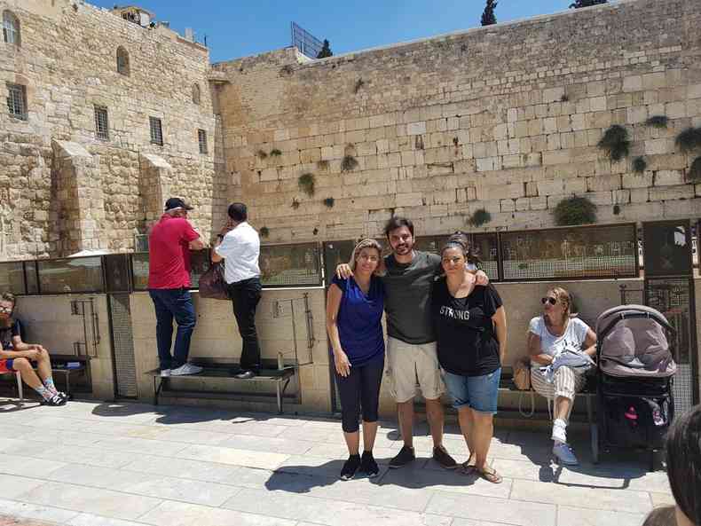 Na foto, Ellen, de camiseta preta, ao lado da irmã Gisele e do irmão Moshe, em Jerusalém
