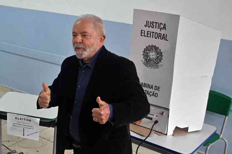 Lula faz sinal de ok depois de votar