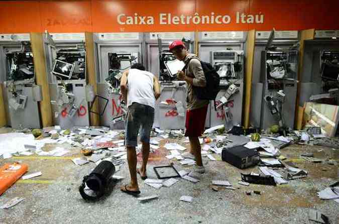 Agncias bancrias foram alvo de ataques(foto: CHRISTOPHE SIMON / AFP)