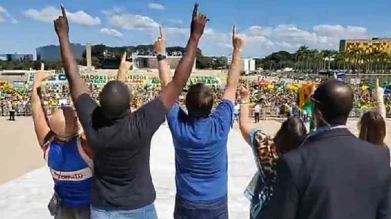 Jair Bolsonaro e apoiadores durante uma manifestao em Braslia, semanas atrs(foto: Reproduo)