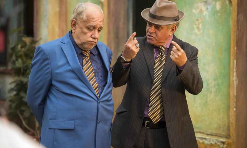 Saulo Laranjeira (Raimundo) e Bator (Queiroz) contracenam em 'Velho Chico', novela exibida pela TV Globo em 2016