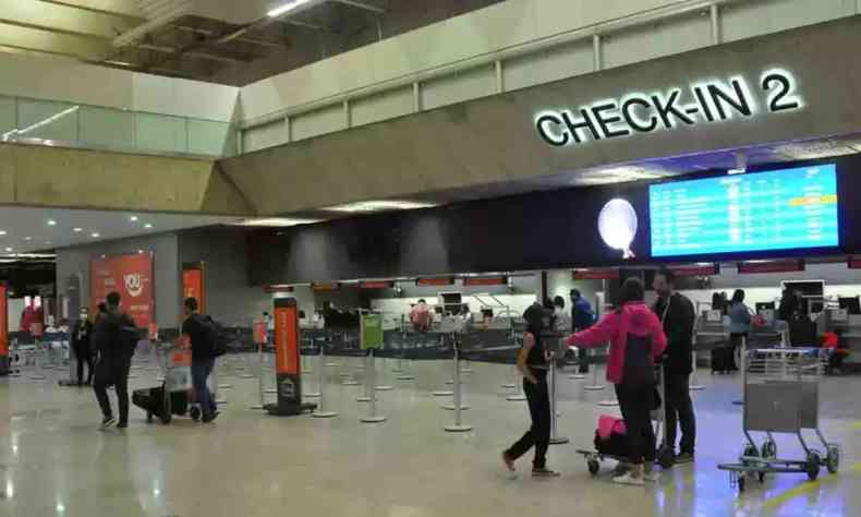 Saguo da rea de Check-in do Aeroporto de Confins, com poucas pessoas