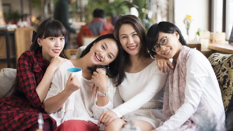 Especialistas dizem que o clamor rejeita a noção de que pode haver muitas maneiras diferentes de parecer chinês(foto: Getty Images) Amigas asiáticas em um café