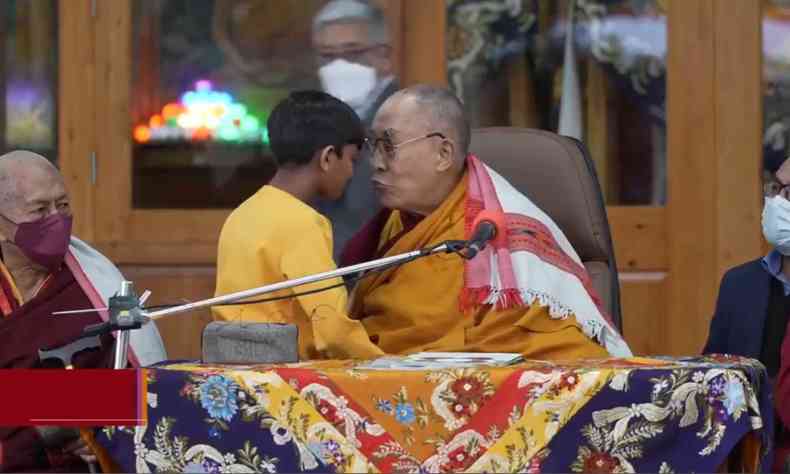 Dalai Lama d beijo em garoto indiano